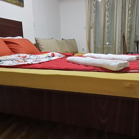 Center Apartment Delfina Ohrid Bagian luar foto